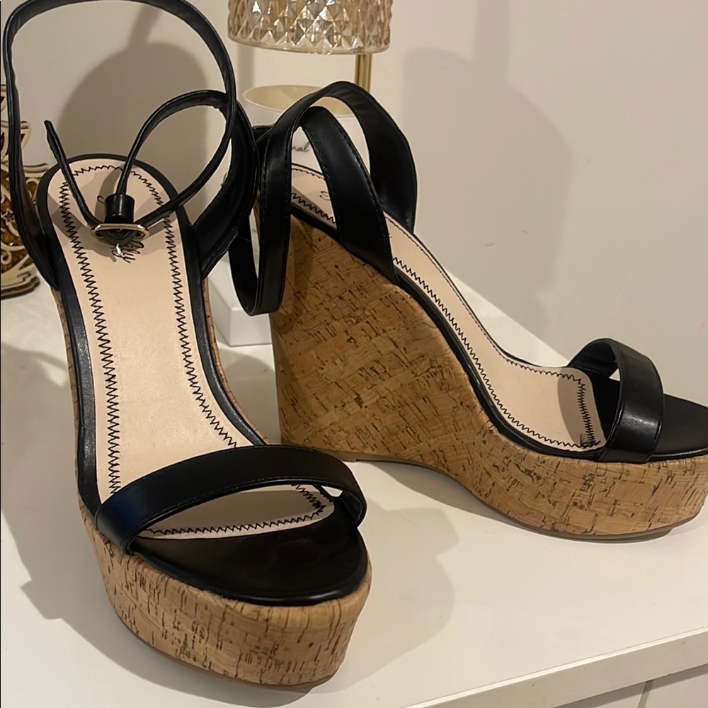 Black Wedge Sandals​